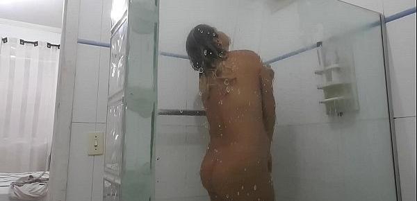  Paty Bumbum se masturbando no Banho antes da gravação com negro dotado !!!